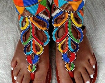 ¡IMPRESCINDIBLE PARA LA TEMPORADA! Sandalias tribales de cuero estilo gladiador africano, hechas a mano por la comunidad masái, con cuentas, estilo boho, ideales como regalo para festivales o para las vacaciones de verano.