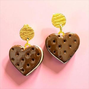 Pendientes de sándwich de helado en forma de corazón – Joyería de postre hecha a mano con arcilla polimérica