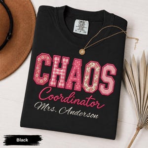 Camiseta rosa con estampado floral para coordinadora del caos, camiseta personalizada de patchwork para profesora, Comfort Colors® (personalización opcional)