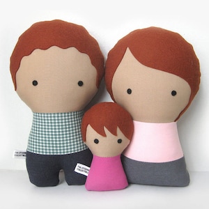 Custom handmade dolls resembling your beloved ones. The picture shows a sample of a couple with their baby girl. You can add glasses, beard, hair color and style, and chose the fabrics for top and bottom (skirt or pants). Made out of cotton and felt.