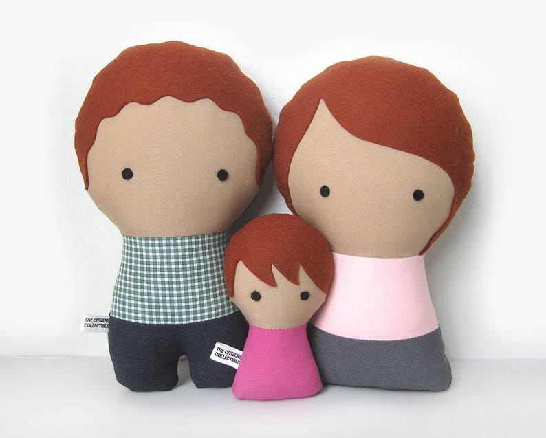 Custom handmade dolls resembling your beloved ones. The picture shows a sample of a couple with their baby girl. You can add glasses, beard, hair color and style, and chose the fabrics for top and bottom (skirt or pants). Made out of cotton and felt.