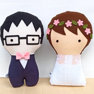 Custom made dolls resembling your beloved ones. The picture shows a sample of a bride and a groom. Perfect as a wedding gift! You can chose the hair color and style, add glasses or beard... Made out of cotton and wool felt.