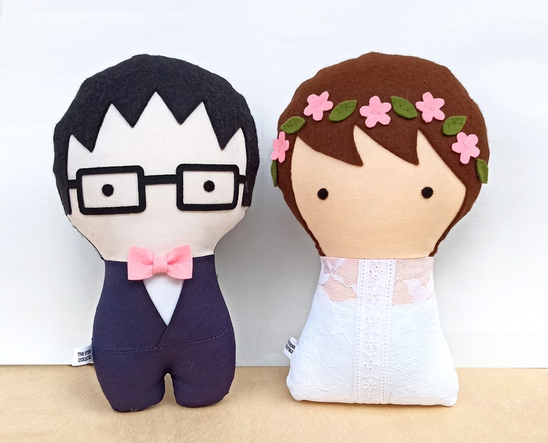 Custom made dolls resembling your beloved ones. The picture shows a sample of a bride and a groom. Perfect as a wedding gift! You can chose the hair color and style, add glasses or beard... Made out of cotton and wool felt.