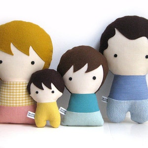 Custom made dolls resembling your beloved one. The picture shows a sample of a family with dad, mum, child and baby. . You can add glasses, beard, hair color and style, and chose the fabrics for top and bottom (skirt or pants).