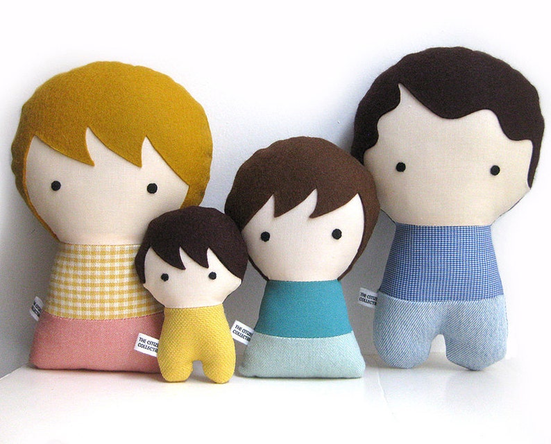 Custom made dolls resembling your beloved one. The picture shows a sample of a family with dad, mum, child and baby. . You can add glasses, beard, hair color and style, and chose the fabrics for top and bottom (skirt or pants).