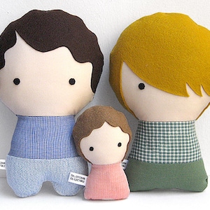 Custom made dolls resembling your beloved ones. The picture shows a sample of a dad, mum and a baby. You can add glasses, beard, hair color and style, and chose the fabrics for top and bottom (skirt or pants). Made out of cotton and wool felt.