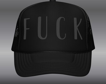 Subtelna czapka „FUCK” – minimalistyczna czapka z czarnym humorem, czapka z kamienną twarzą, sarkastyczna czarna czapka trucker, zabawny gotycki streetwear