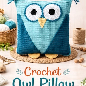 Könnte beinhalten: Ein handgehäkeltes Eulen-Kissen in Blau-, Weiß- und Gelbtönen. Das Kissen hat große, runde Augen, einen dreieckigen Schnabel und kleine Füße. Der Text "Handmade with Love" und "Crochet Owl Pillow" sind ebenfalls sichtbar.