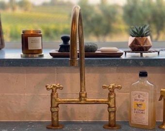 Grifo de puente de latón sin lacar forjado a mano - Grifo de cocina de oro macizo con rociador