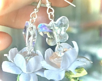 Pendientes colgantes de mariposa y flor - Joyería Whimsy Fairy Flower Cottagecore