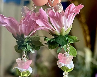 Pendientes caprichosos de hadas con margaritas rosas - Joyería floral divina y femenina de estilo cottagecore, pendientes colgantes de hadas hechos a mano