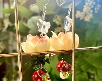Pendientes caprichosos de jardín de setas - Joyería colgante de flores estilo Fairycore Cottagecore, hechos a mano. Pendientes de hadas de fantasía.
