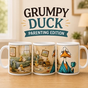 Peut inclure: Trois tasses en céramique blanche avec le texte GRUMPY DUCK PARENTING EDITION. Les illustrations montrent un canard fatigué en peignoir bleu tenant une tasse, et des canetons jouant dans un salon en désordre avec un panneau Another Beautiful Morning. SAID NO DUCK EVER.
