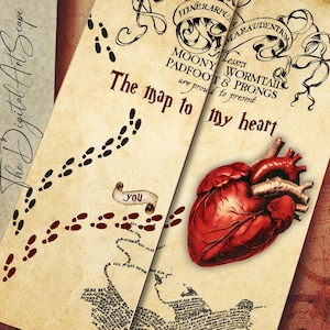 Puede incluir: Una impresión de estilo vintage con el texto "The map to my heart" y una ilustración detallada de un corazón humano. El diseño incluye huellas, elementos de pergamino y las palabras "Moony, Padfoot & Prongs".