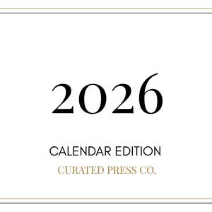 Peut inclure: Fond blanc avec une double bordure noire et dorée. Le chiffre "2026" est centré en noir, avec "CALENDAR EDITION" et "CURATED PRESS CO." en dessous en plus petit.