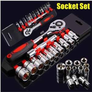 Könnte beinhalten: Ein Steckschlüsselsatz mit mehreren verchromten Steckschlüsseln und Ratschen. Das Set enthält eine Vielzahl von Steckschlüsselgrößen, organisiert in einem schwarzen Koffer mit roten Akzenten. Der Text "Socket Set" ist gelb dargestellt.