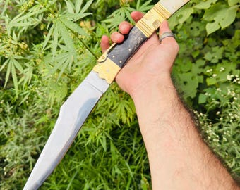 Navaja española plegable forjada a mano, mango de hueso de camello, funda de cuero.
