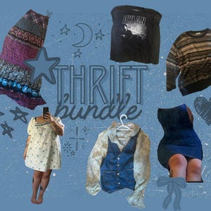 Puede incluir: Una colección de ropa de segunda mano sobre un fondo azul. Incluye un vestido estampado, una camiseta negra con el texto "DYLAN", un suéter a rayas, un chaleco vaquero y un vestido vaquero. La palabra "THRIFT" es visible.