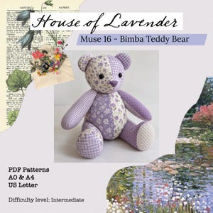 Pode incluir: Um urso de peluche com um design de patchwork de tecidos lavanda, brancos e roxos com padrões florais, xadrez e de bolinhas. O urso tem olhos pretos e um nariz roxo. O texto inclui House of Lavender, Muse 16 - Bimba Teddy Bear.