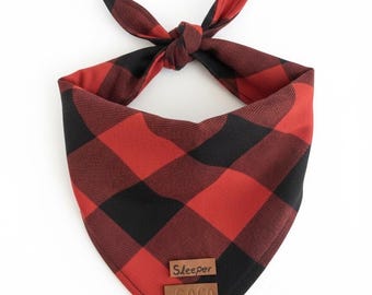 Personnalisation artisanale d'un bandana pour chien avec fermeture velcro | Écharpe personnalisée avec nom pour chien | Étiquettes en cuir interchangeables
