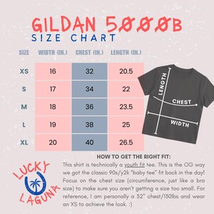 Op de afbeelding: Een maattabel voor een Gildan 500&Oslash;B jeugd-T-shirt, met afmetingen in inches. De tabel bevat maten XS tot XL, met bijbehorende breedte-, borst- en lengtematen. Een grijs T-shirt wordt getoond met gelabelde afmetingen.