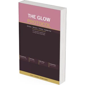 Könnte beinhalten: Ein Buch mit dem Titel "THE GLOW PROTOCOL" mit einem rosa und dunkelbraunen Einband. Der Text auf dem Einband enthält "30 Days | Skincare | Training | Nutrition Tips" und "Your daily guide to glowing skin, a stronger body & better habits."