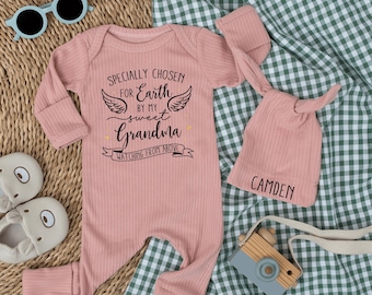 Body para bebé "Elegido especialmente para la Tierra por mi abuelo", atuendo perfecto para regalar en un anuncio de embarazo o como idea para un pelele personalizado.