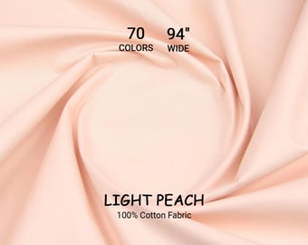 Könnte beinhalten: Hellpfirsichfarbener Stoff aus 100 % Baumwolle, 239 cm breit, mit dem Text "LIGHT PEACH" und "70 COLORS". Der Stoff ist drapiert und zeigt weiche Falten und eine glatte Textur. Geeignet für Näharbeiten.