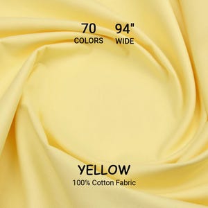 Puede incluir: Primer plano de una tela de algodón 100% amarilla brillante doblada. La tela tiene 239 cm de ancho y está disponible en 70 colores. La palabra "YELLOW" está impresa en la tela.