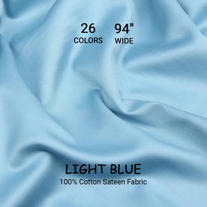 Könnte beinhalten: Hellblauer Stoff aus 100 % Baumwoll-Satin. Der Stoff ist 239 cm breit und in 26 Farben erhältlich. Das Bild zeigt den Stoff mit weichen Falten und den Worten "LIGHT BLUE" und "100% Cotton Sateen Fabric".