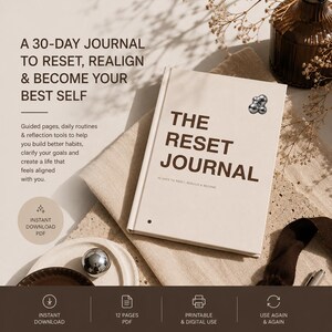 Peut inclure: Un journal beige intitulé THE RESET JOURNAL avec du texte brun foncé. La couverture présente un petit graphique de sphère métallique. Le texte sur la couverture indique : A 30-DAY JOURNAL TO RESET, REALIGN & BECOME YOUR BEST SELF.