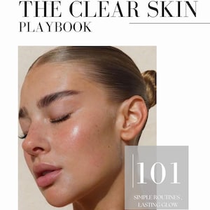 Op de afbeelding: Een boekomslag met de titel "THE CLEAR SKIN PLAYBOOK" en het nummer "101" in grote letters. De afbeelding toont een persoon met een stralende huid. De tekst "SIMPLE ROUTINES, LASTING GLOW" is ook zichtbaar. De onderkant van de omslag luidt "GLOW. HEAL. REPEAT: YOUR CLEAR SKIN BLUEPRINT."