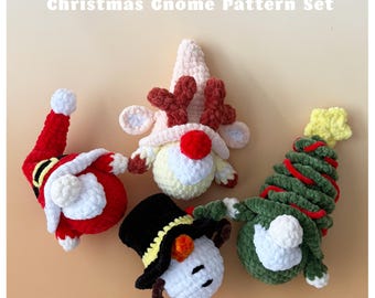 Può includere: Un set di quattro gnomi natalizi all'uncinetto con il testo Christmas Gnome Pattern Set. Le figure includono uno gnomo Babbo Natale rosso e bianco, uno gnomo renna rosa chiaro, un pupazzo di neve con cappello nero e uno gnomo albero verde.