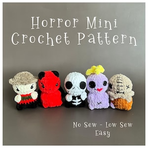 Op de afbeelding: Vijf kleine gehaakte pluche figuren op een rij. De tekst luidt Horror Mini Crochet Pattern, No Sew - Low Sew, Easy. De figuren omvatten een personage met een hoed, een rood wezen, een skelet, een paarse pop en een figuur in jute-stijl.