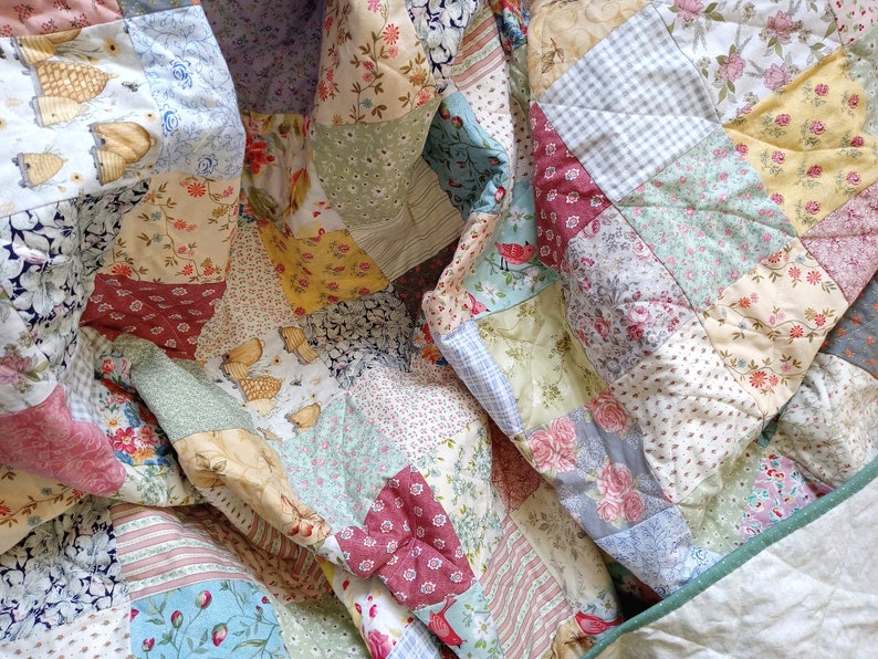 Pastel Summer Cottage Made to Order Quilt. Romantic Floral Porch Throw. ANY SIZE Twin Full Queen King Quilt, Custom Patchwork Quilt image 2