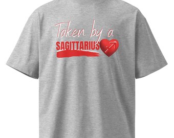 Camiseta unisex de cuello alto extragrande orgánica, tomada por un signo del zodíaco Sagitario