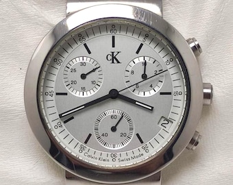 Reloj cronógrafo Calvin Klein Panda vintage con esfera, minimalista, fabricado en Suiza.