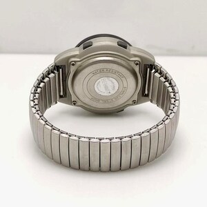 Puede incluir: Un reloj plateado con una parte trasera de acero inoxidable y una correa el&aacute;stica. La esfera del reloj es negra y la parte trasera est&aacute; marcada con "Water Resistant" y "Stainless Steel Back".