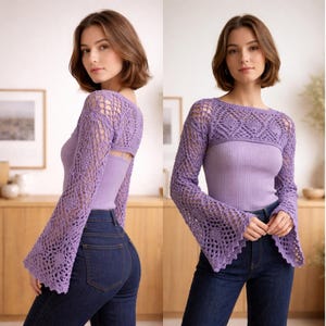 Könnte beinhalten: Ein fliederfarbener Häkel-Bolero mit langen, ausgestellten Ärmeln. Das offene Design weist ein detailliertes Muster um den Halsausschnitt und die Ärmel auf. Der Bolero wird mit einem fliederfarbenen Rippen-Top und dunkelblauen Jeans kombiniert.
