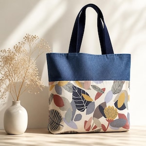 Bolsa de ombro artesanal em patchwork – jeans e tecido floral, ecológica para o dia a dia.