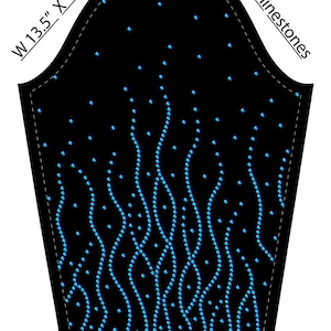 Può includere: Pannello in tessuto nero con un disegno di strass blu a forma di fiamma. Il pannello è largo 34,3 cm e alto 48,3 cm, con la scritta "719 Rhinestones".