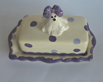 Handgefertigte lila Butterdose in Geisterform aus Keramik, Halloween-Küchenaccessoires mit Polka-Dots