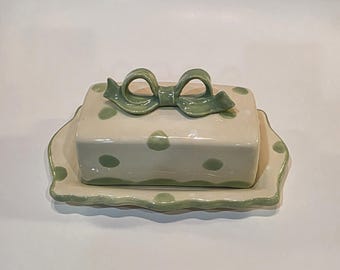 Grüne Schleifen-Butterdose mit Polka Dots
