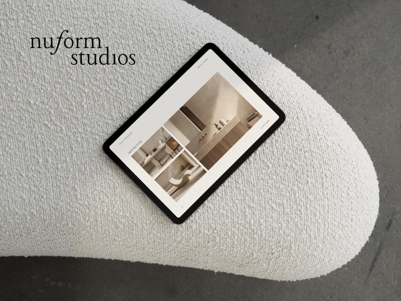 Puede incluir: Una tableta negra que muestra im&aacute;genes de dise&ntilde;o de interiores descansa sobre una superficie blanca texturizada. La pantalla de la tableta muestra un dise&ntilde;o de ba&ntilde;o moderno. Las palabras "nuform studios" est&aacute;n en la esquina superior izquierda.