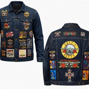 Puede incluir: Chaqueta vaquera azul oscuro adornada con numerosos parches que muestran logotipos y gráficos de bandas. La parte delantera y trasera de la chaqueta están cubiertas de parches, incluido el nombre de la banda "Guns N' Roses". La chaqueta tiene botones y dos bolsillos en el pecho.