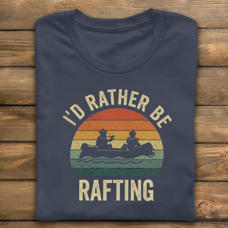 I'd Rather Be Rafting T-Shirt: Retro Sunset Design, Vintage Distressed Look | Cotton Blend, Unisex Fit | Outdoor Adventure Wear immagine 1