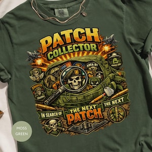 Può includere: Una t-shirt verde muschio con una stampa grafica di una borsa in stile militare coperta da varie toppe, una lente d'ingrandimento su un teschio con basco e il testo "PATCH COLLECTOR" e "IN SEARCH OF THE NEXT PATCH" in giallo e arancione.