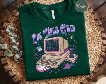 フロッピーディスクのグラフィックが入ったレトロなコンピューターTシャツ、ゲーマー向けのヴィンテージテックシャツ