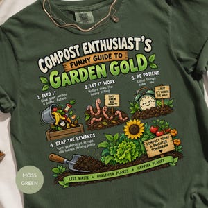 Puede incluir: Una camiseta verde musgo con un gráfico titulado Compost Enthusiast's Funny Guide to Garden Gold. El diseño incluye cuatro pasos numerados con ilustraciones de restos de comida, gusanos, un despertador, una pala y plantas de jardín.