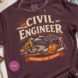 Pode incluir: Camiseta cor de berry com um design gráfico para engenheiros civis. O design inclui as palavras "CIVIL ENGINEER", um sol, montanhas, uma escavadeira, uma ponte, um capacete e o texto "BUILDING THE FUTURE".